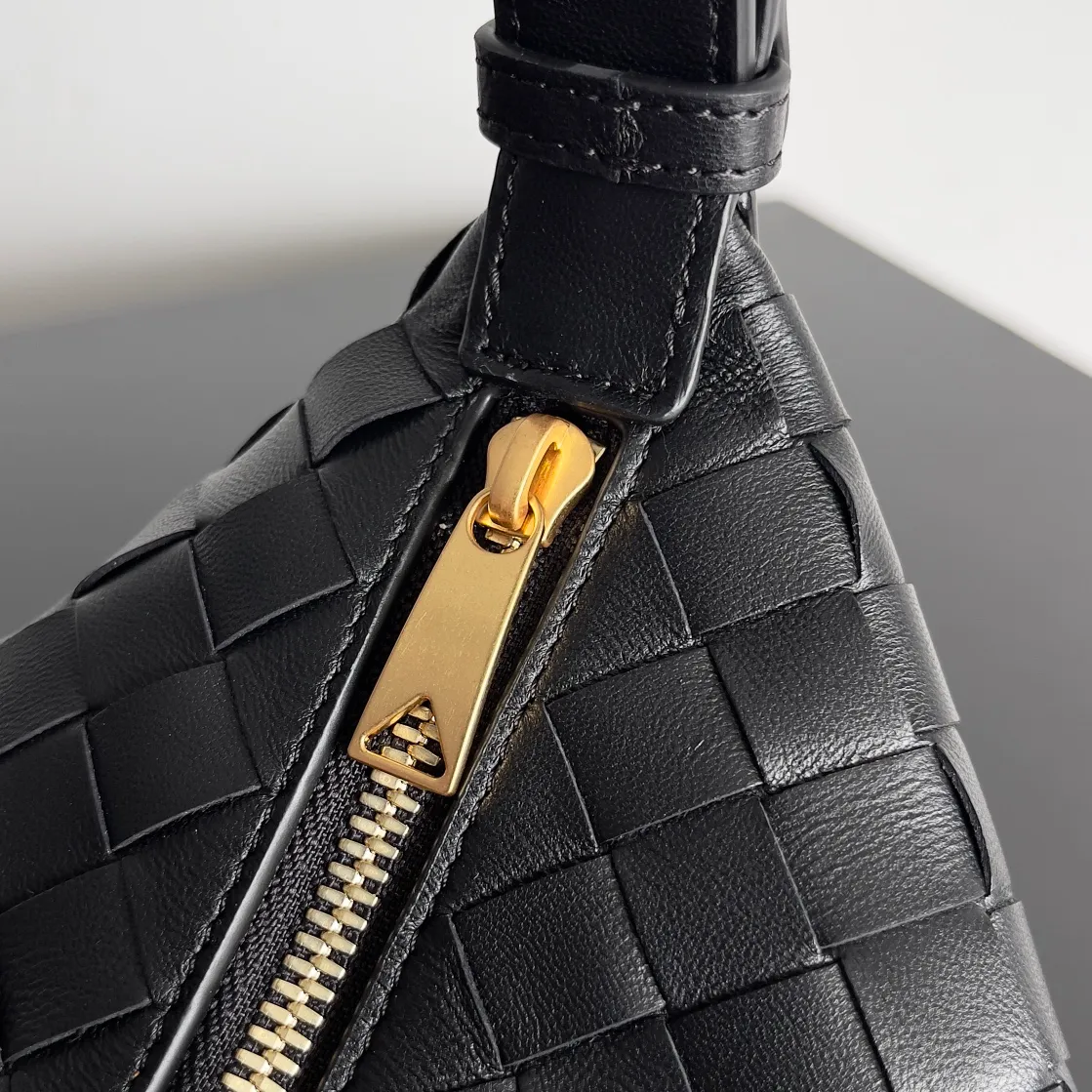Batch 1860 predicts that BV Bottega will be popular again this year🔥 A lunch bag. The entire bag is made of top nappa, which is very soft and lightweight. It also uses the intrecciato weaving process that the two founders spent several months developing from the beginning of the brand. It is completely hand-woven by Italian craftsmen. It perfectly reflects the craftsmanship of Bottega. The entire bag shape is also a very practical and popular lunch box bag shape. The slightly curved arc of the bag mouth can also better fit our wrists. Style number: 754443 Size: 22*13*9